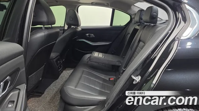BMW 3-Series 2019 thumb 12