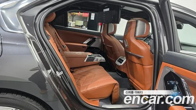 BMW 7-Series 2023 thumb 11