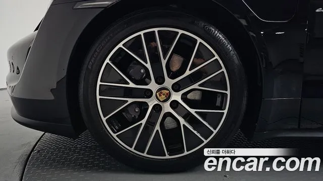 Porsche Taycan 2023 thumb 4
