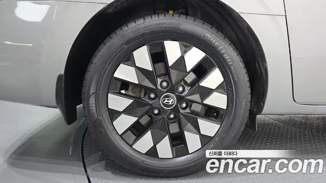 Hyundai Staria 2024 thumb 5