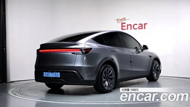 Tesla Model Y 2026 thumb 2