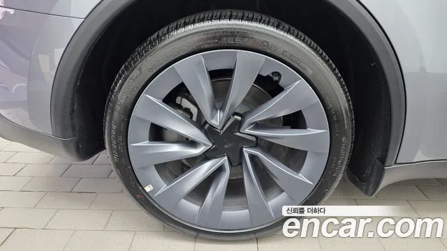 Tesla Model Y 2026 thumb 5