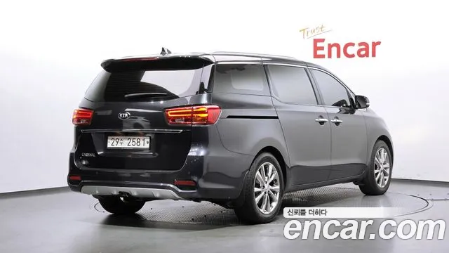 Kia Carnival 2019 thumb 2