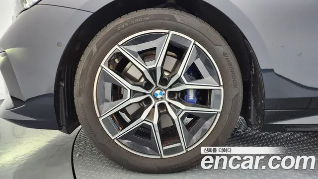 BMW 5-Series 2025 thumb 5