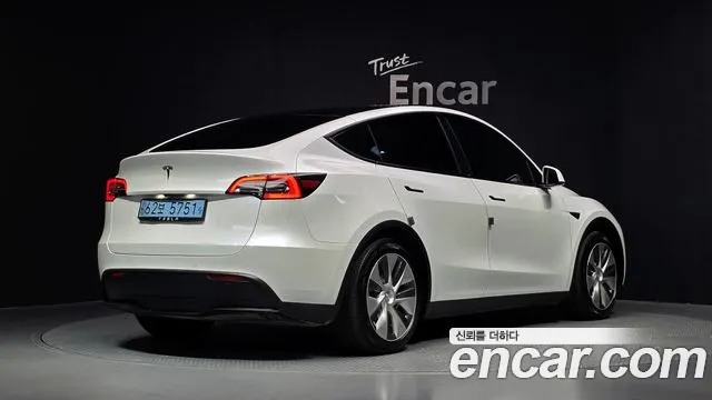 Tesla Model Y 2021 thumb 2