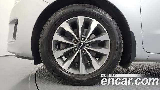 Kia Carnival 2014 thumb 5