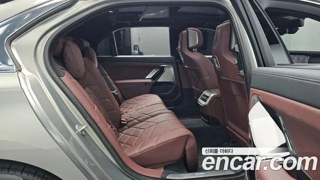 BMW 7-Series 2023 thumb 10