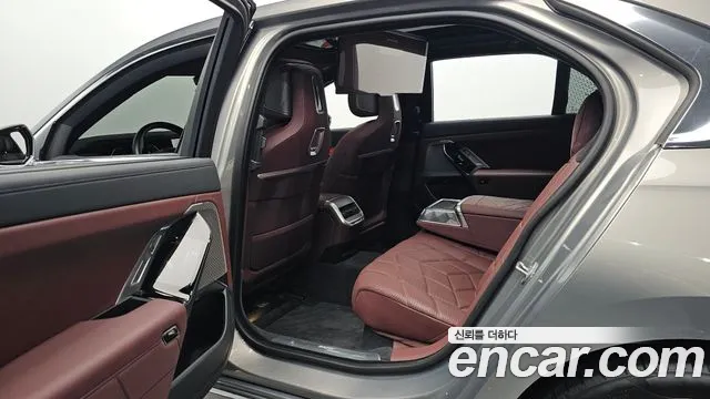 BMW 7-Series 2023 thumb 11
