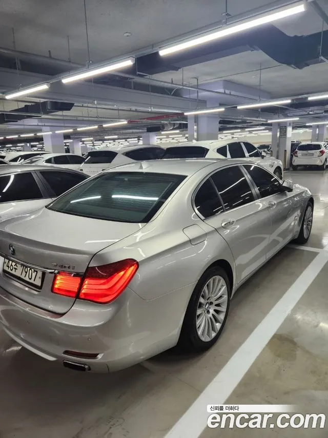 BMW 7-Series 2011 thumb 2