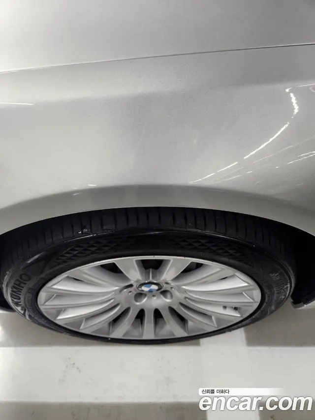 BMW 7-Series 2011 thumb 5