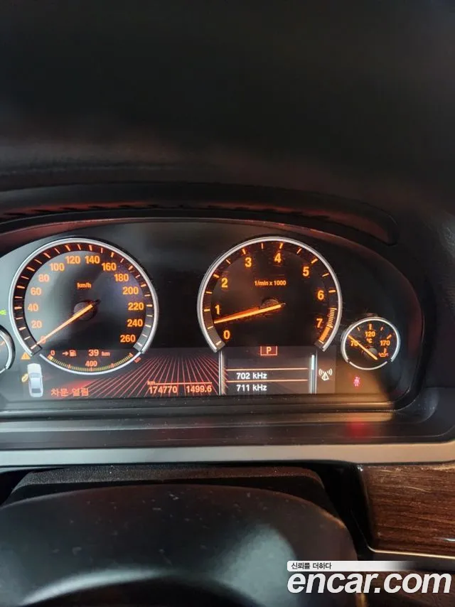BMW 7-Series 2011 thumb 8