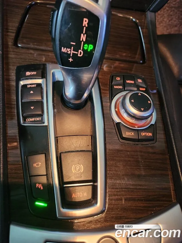 BMW 7-Series 2011 thumb 9