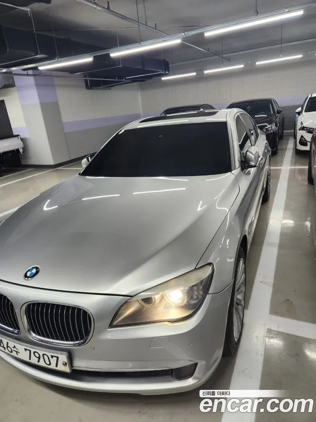 BMW 7-Series 2011 thumb 12