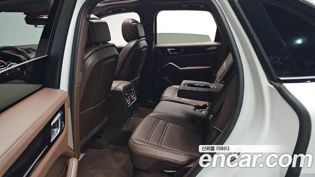 Porsche Cayenne 2021 thumb 12