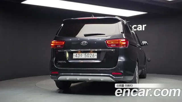 Kia Carnival 2018 thumb 4