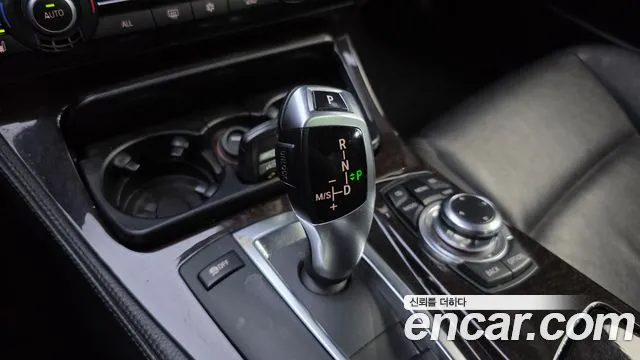 BMW 5-Series 2011 thumb 9