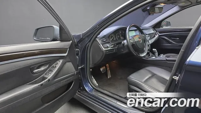 BMW 5-Series 2011 thumb 10