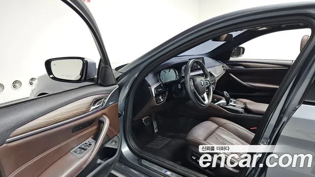 BMW 5-Series 2017 thumb 9