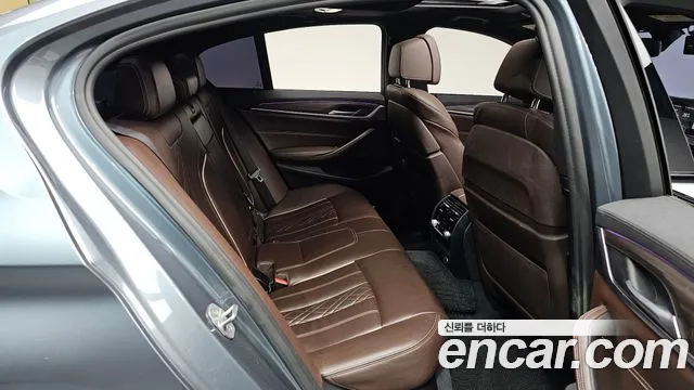 BMW 5-Series 2017 thumb 11