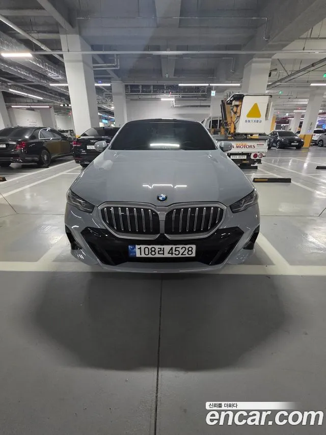 BMW 5-Series 2024 thumb 3