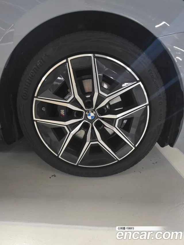 BMW 5-Series 2024 thumb 5