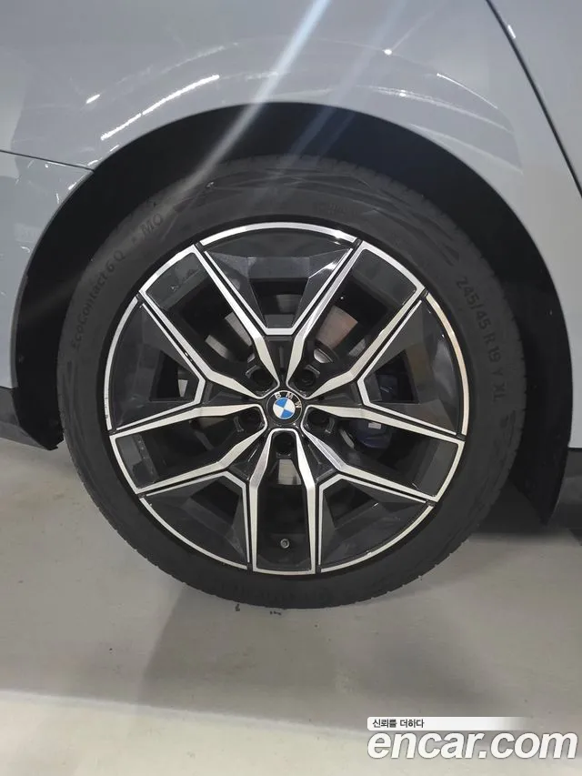 BMW 5-Series 2024 thumb 6