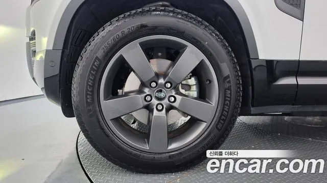 Land Rover Defender 2025 thumb 5