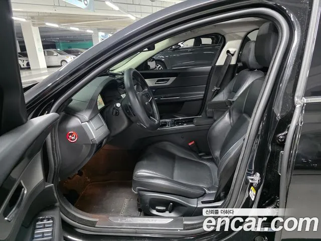 Jaguar XF 2018 thumb 9