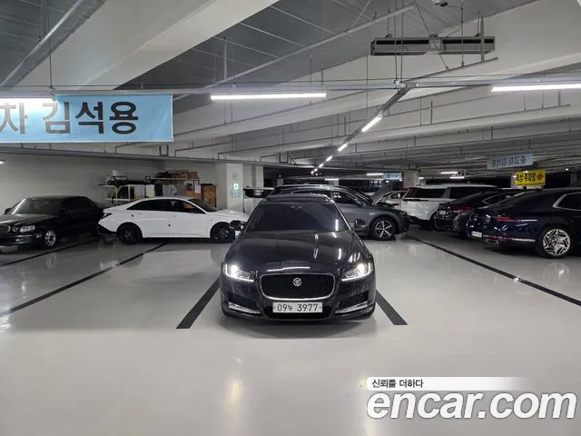 Jaguar XF 2018 thumb 12