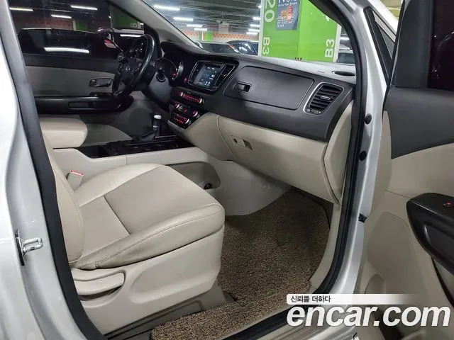 Kia Carnival 2017 thumb 9