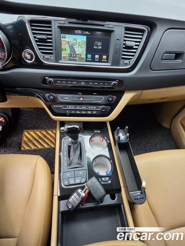 Kia Carnival 2015 thumb 12