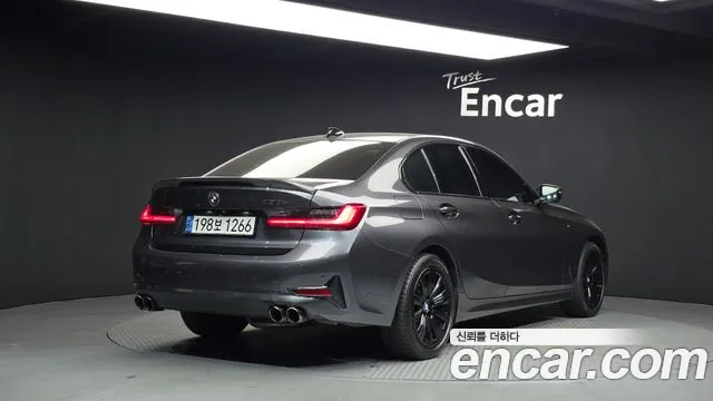 BMW 3-Series 2020 thumb 2