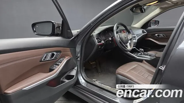 BMW 3-Series 2020 thumb 10