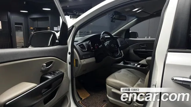 Kia Carnival 2014 thumb 10