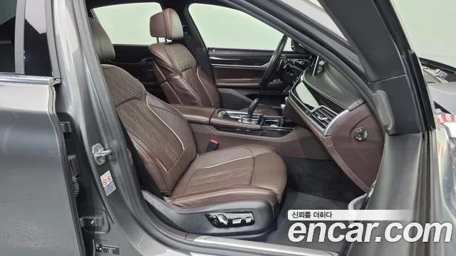 BMW 7-Series 2019 thumb 11