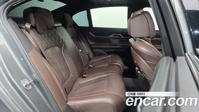 BMW 7-Series 2019 thumb 12