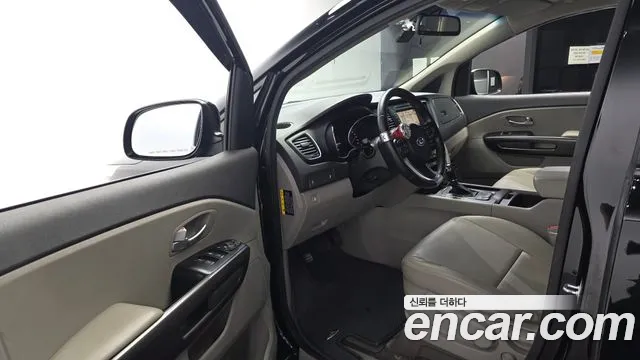 Kia Carnival 2016 thumb 10