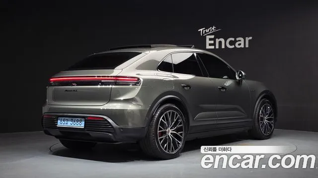 Porsche Macan 2025 thumb 2