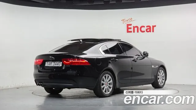 Jaguar XE 2017 thumb 2