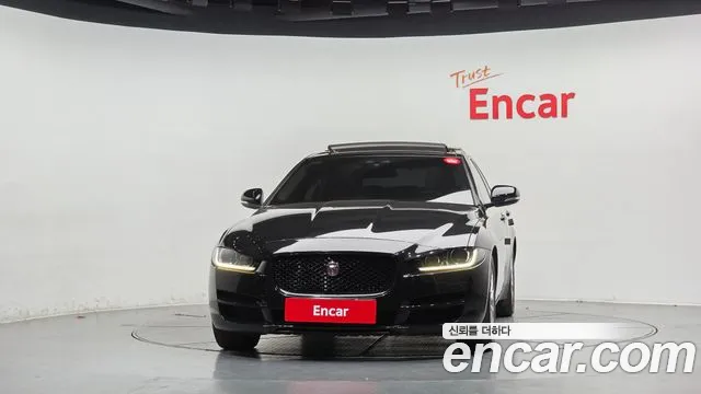 Jaguar XE 2017 thumb 3