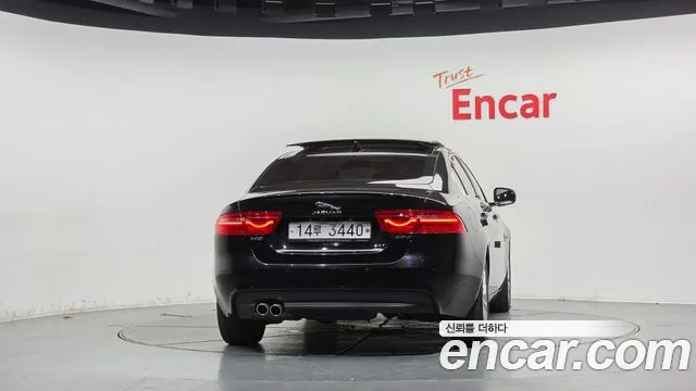 Jaguar XE 2017 thumb 4