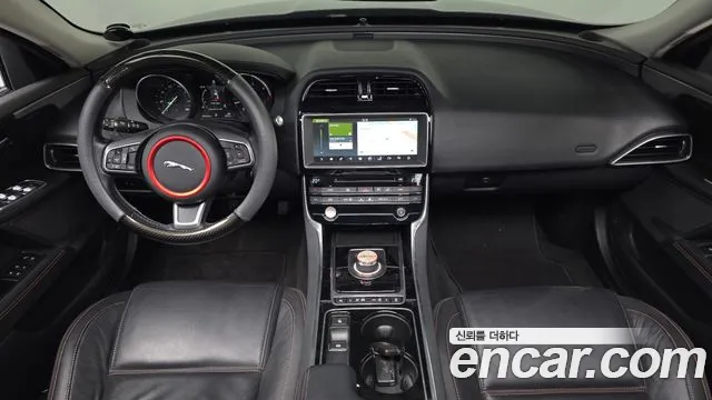 Jaguar XE 2017 thumb 7