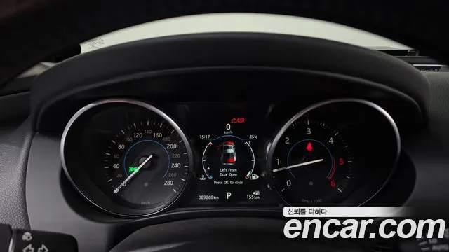 Jaguar XE 2017 thumb 8