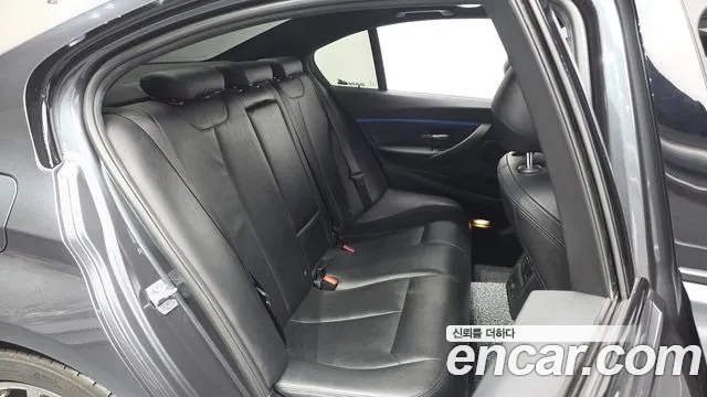 BMW 3-Series 2017 thumb 11