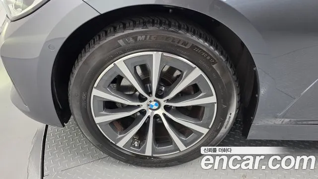 BMW 3-Series 2022 thumb 4
