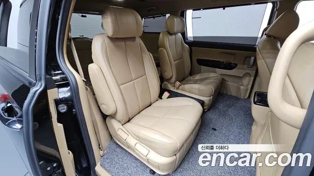 Kia Carnival 2016 thumb 11