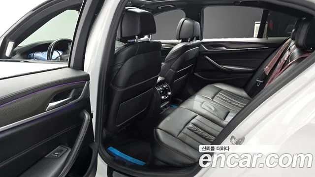 BMW 5-Series 2017 thumb 11