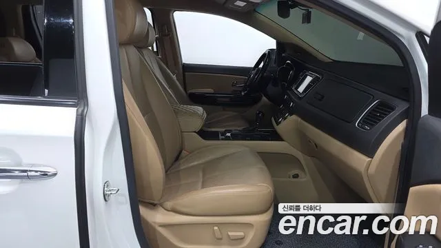 Kia Carnival 2016 thumb 11