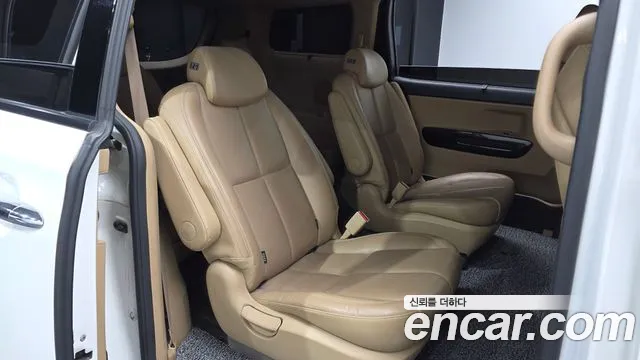 Kia Carnival 2016 thumb 12