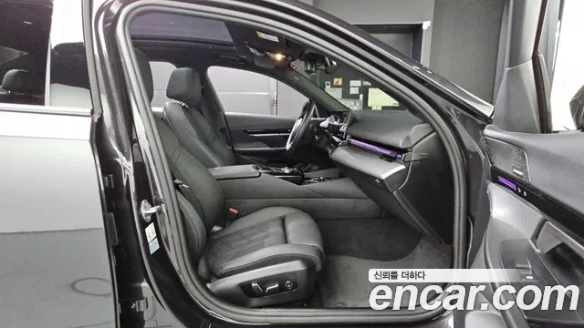 BMW 5-Series 2024 thumb 12